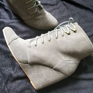 🏷Kimchi Blue Gray Suade Wedge Booties🏷
